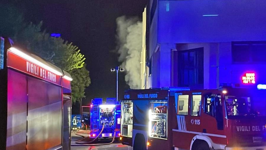 Evacuate nella notte quattro palazzine nel quartiere Arenaccia, l'incendio potrebbe essere partito da un corto circuito