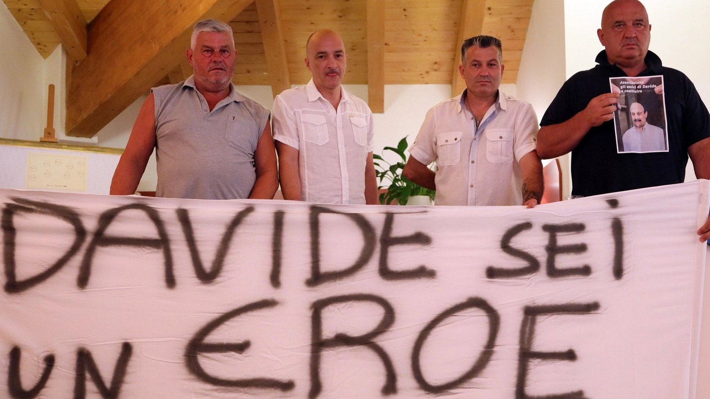 Alcuni amici di Davide Fabbri, il barista ucciso a Budrio da Norbert Feher, ancora in fuga (Schicchi) 