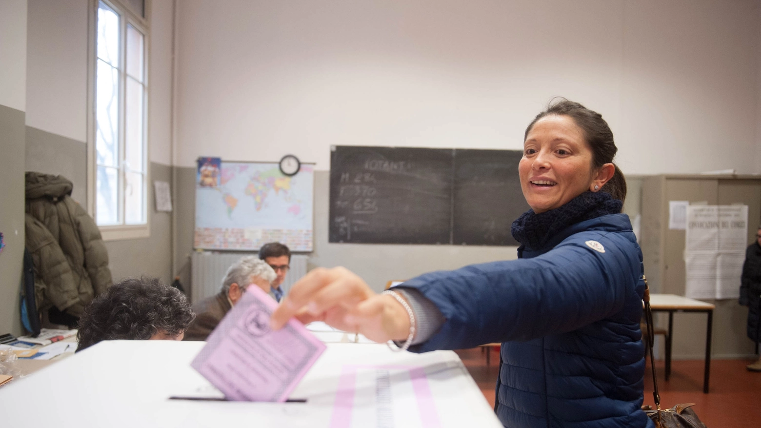Elettrice alle urne (Foto Schicchi)