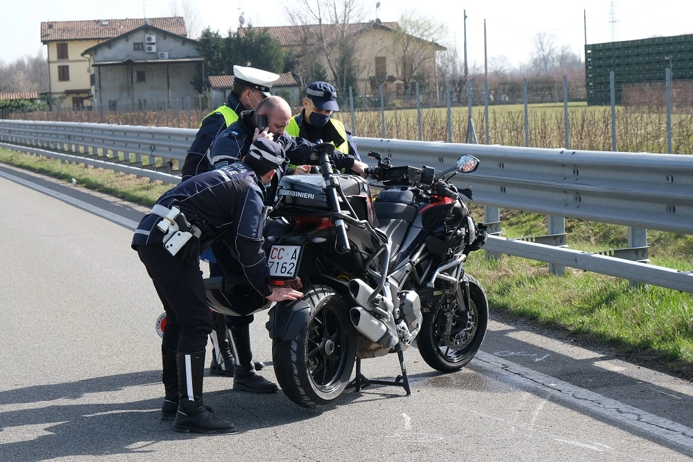 Controlli sulla moto di Massimiliano Tona (foto Fiocchi)