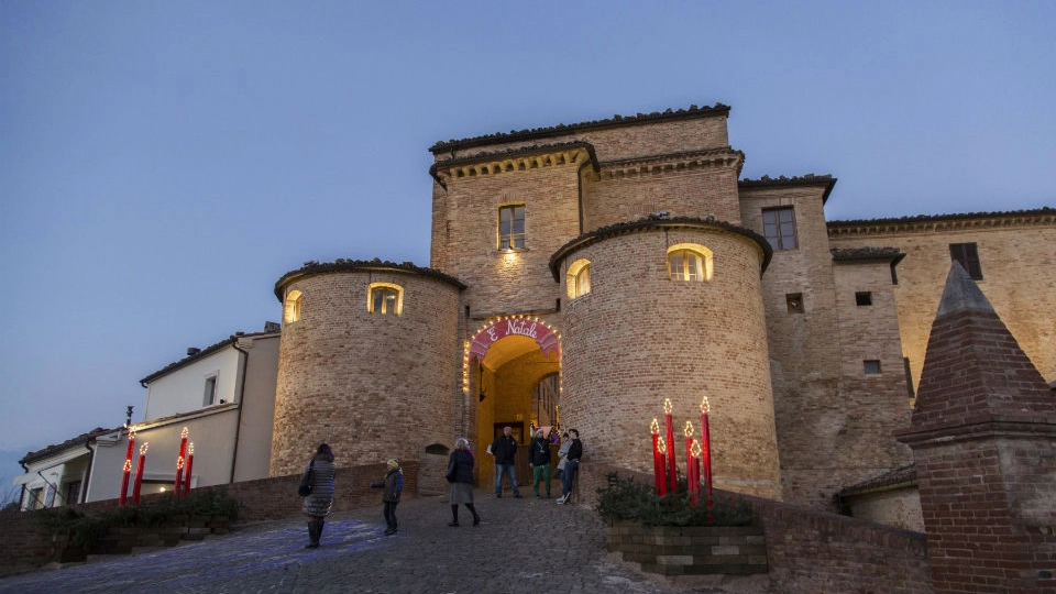 L'ingresso del borgo di Mombaroccio durante il periodo natalizio 