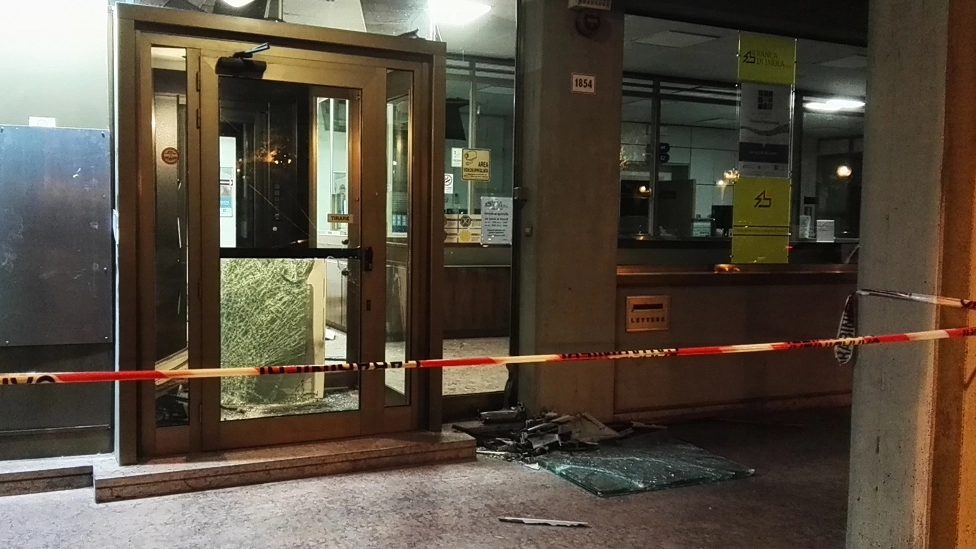 La filiale della banca di Imola danneggiata dall’esplosione del bancomat