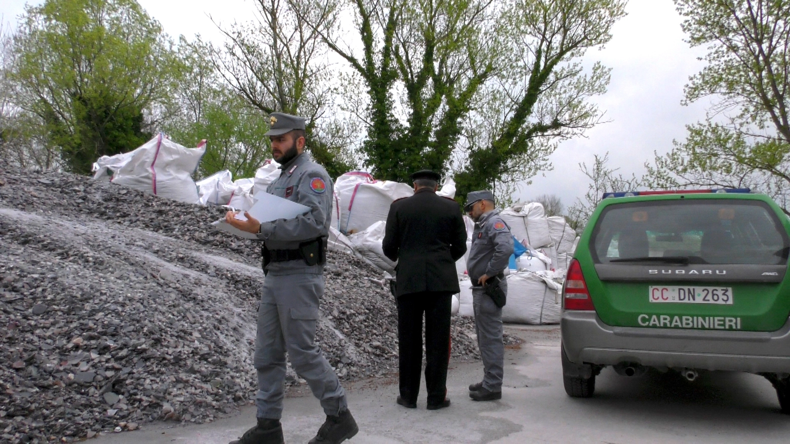 Tonnellate di rifiuti illeciti sequestrati dai carabinieri forestali (Dire)