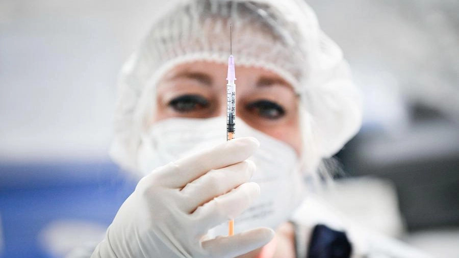 Vaccino, molti i prof che devono fare la terza dose