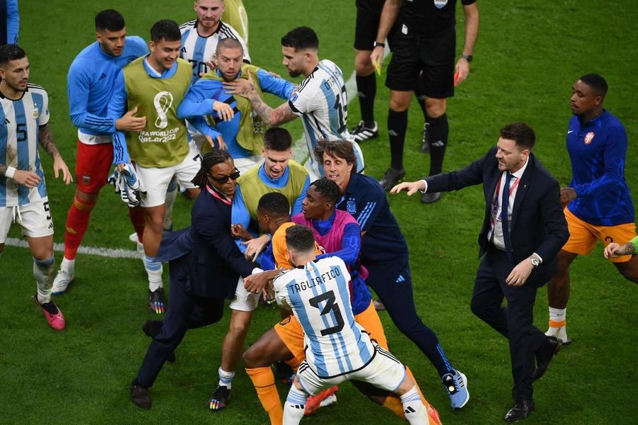 Gli scontri tra calciatori alla fine di Olanda-Argentina