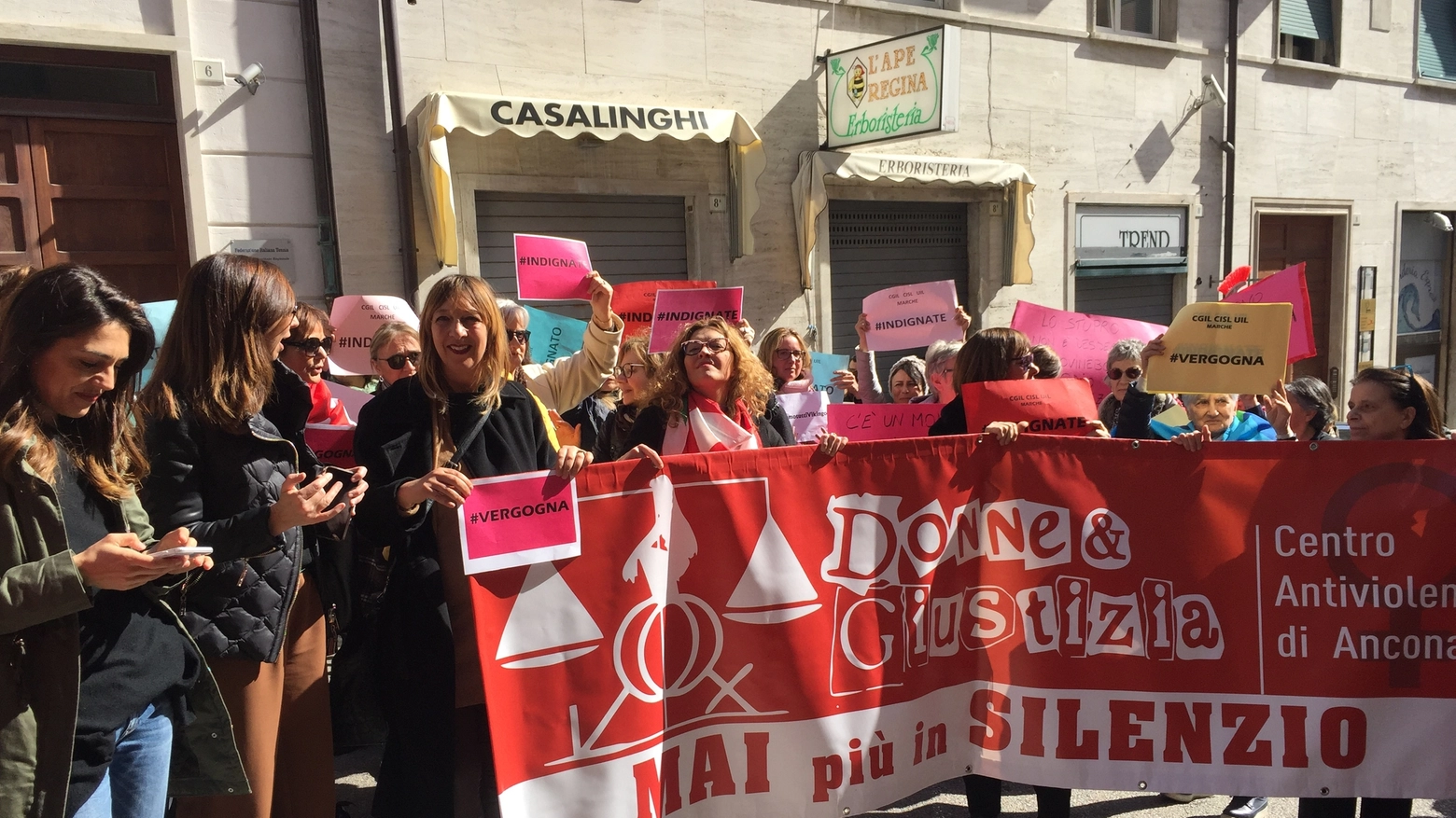 Sentenza choc, flash mob sotto la Corte di Appello di Ancona