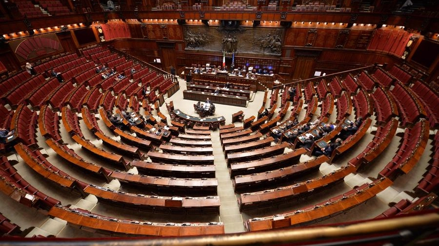 La Camera dei deputati: un'immagine dell'Aula semideserta (Ansa)