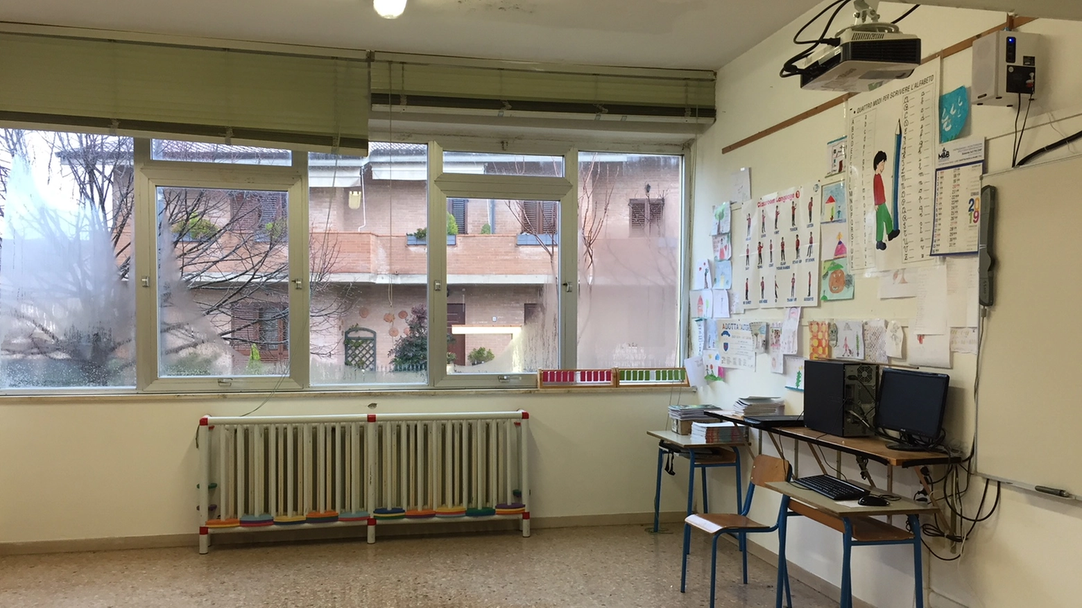 Piove dentro la scuola elementare 'Mercantini'