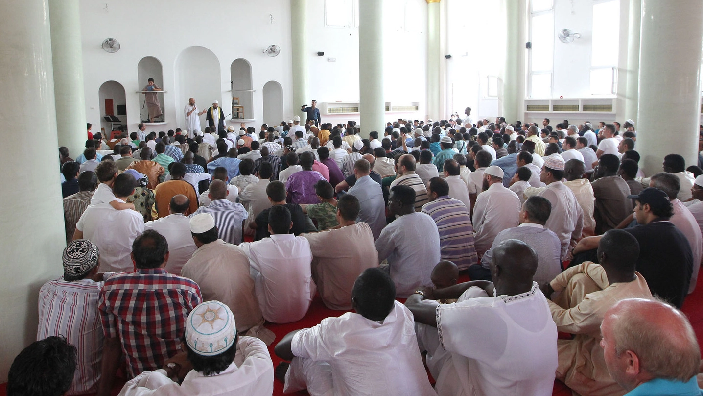 Musulmani radunati in preghiera in una moschea