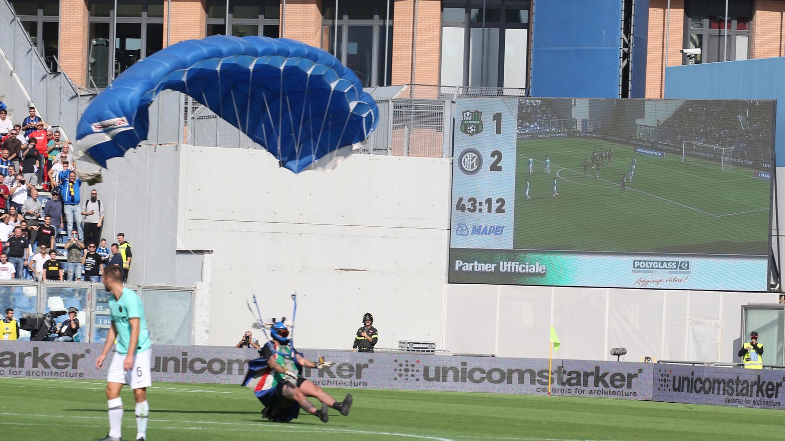 L'atterraggio dell'uomo durante il match Sassuolo-Inter