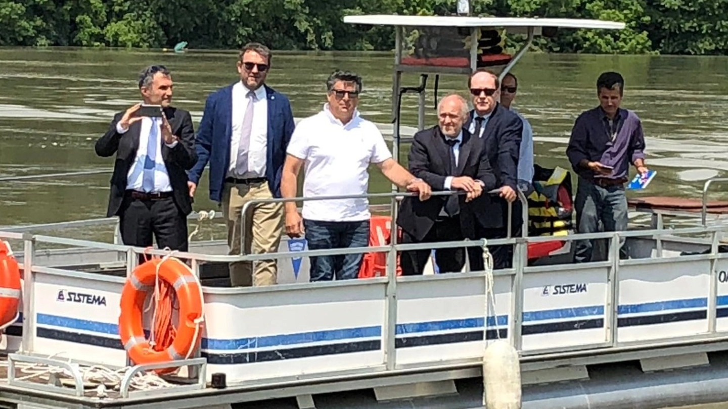 Il sindaco Daniele Chiarioni e l’assessore Davide Valentini sul traghetto 'sostitutivo' 