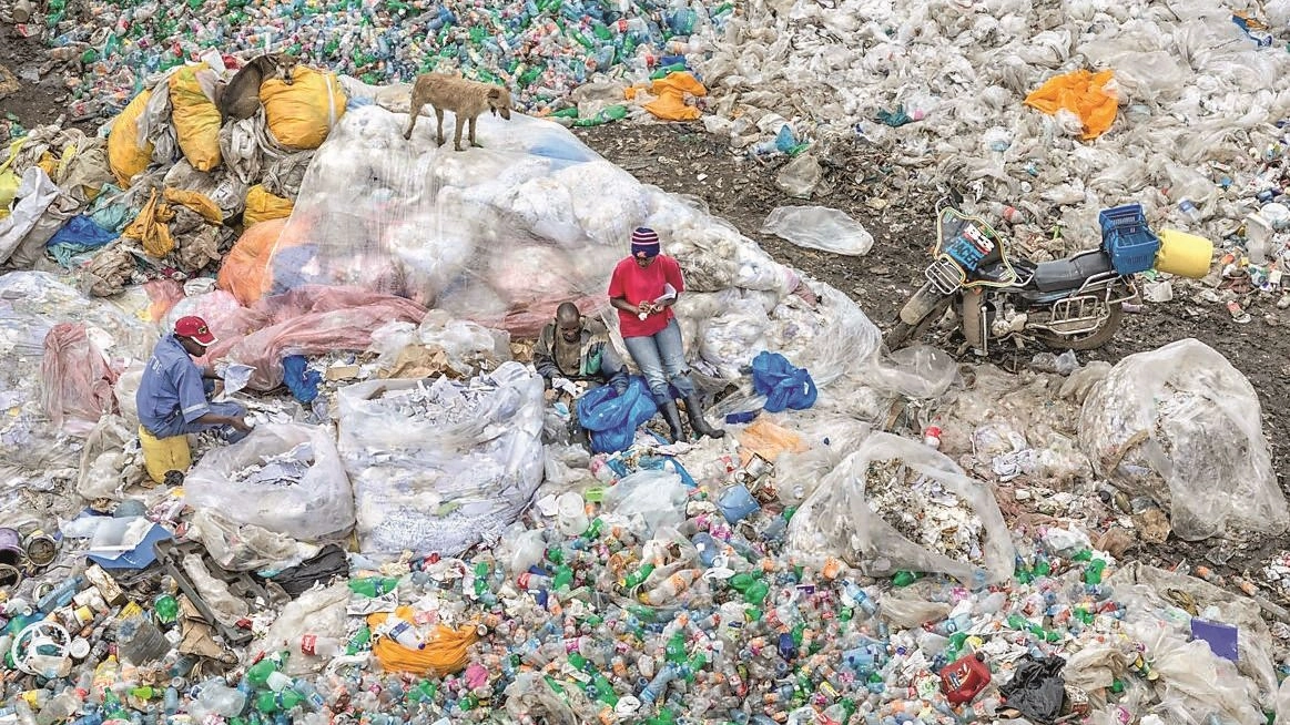 Edward Burtynsky, “Dandora Landfill #3, Plastics Recycling”, Nairobi, Kenya 2016, photo
