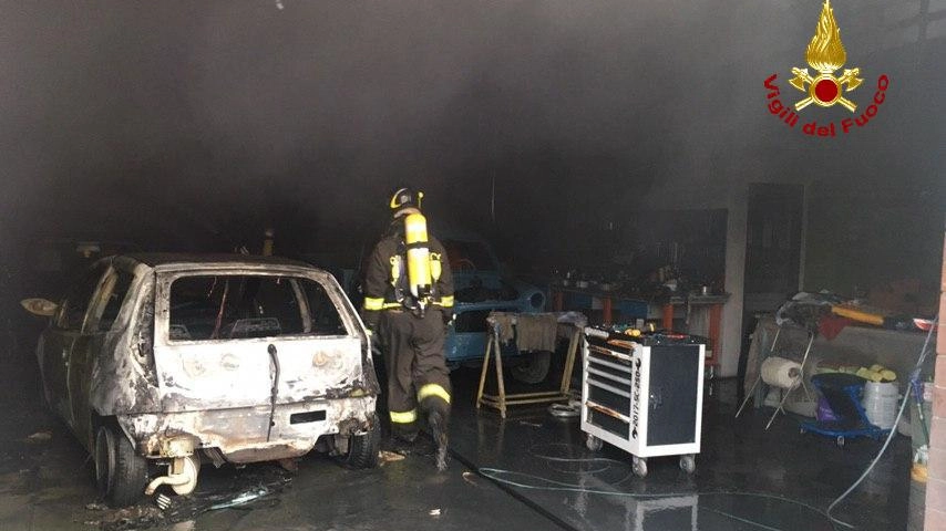 Incendio in una carrozzeria di San Giorgio di Piano, l'auto carbonizzata