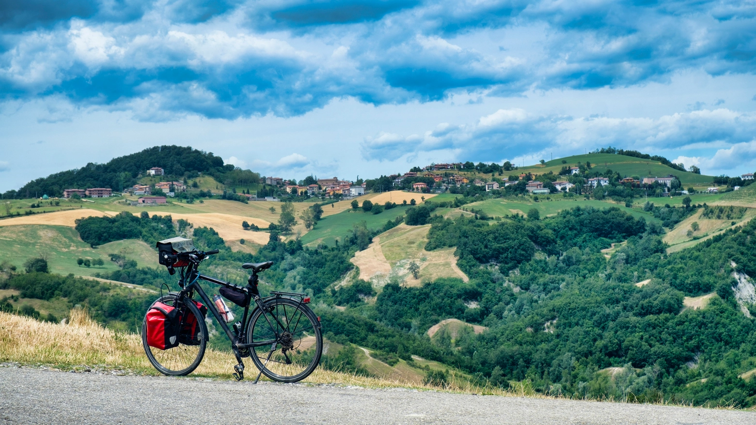 In bici tra gli agriturismi in Emilia Romagna: il nuovo itinerario di Agriturist e Agricycle. In foto, la strada tra Maranello a Serramazzoni in Emilia Romagna