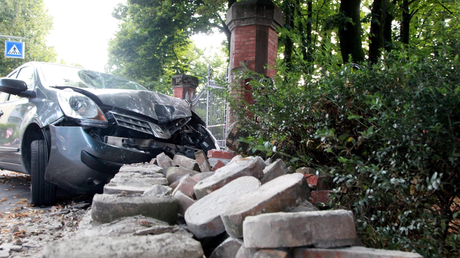 L'auto finita contro un muro in via Savio (foto Ravaglia)