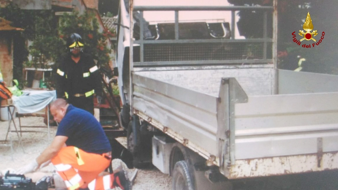 Loreto, incidente sul lavoro: muore schiacciato dal camion. L'intervento dei pompieri