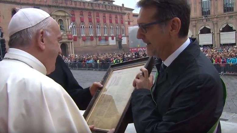 Il sindaco Merola consegna della pergamena a Bergoglio