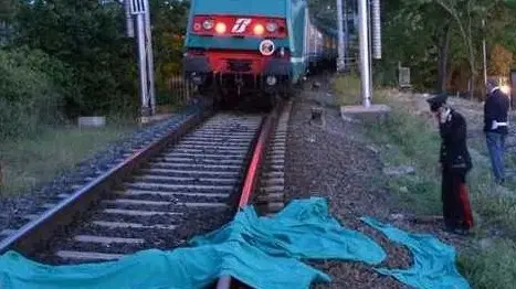 Padova-Bologna, si getta sotto il treno a Boara Pisani. Muore 66enne, treni in ritardo