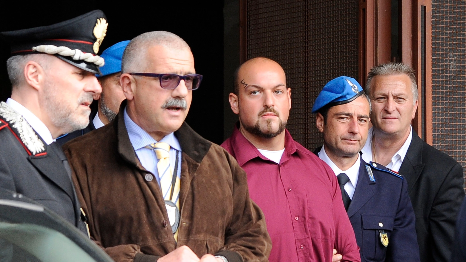 Luca Traini, in camicia rossa, all'uscita dal tribunale di Macerata (foto Calavita)