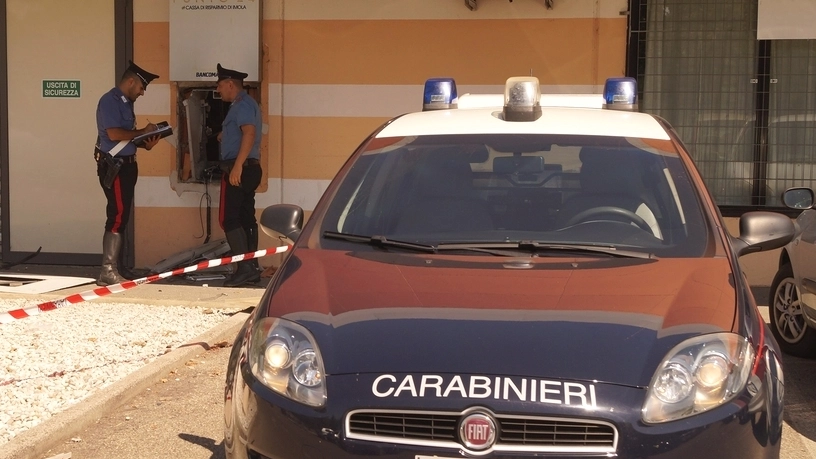 I carabinieri davanti al bancomat assaltato