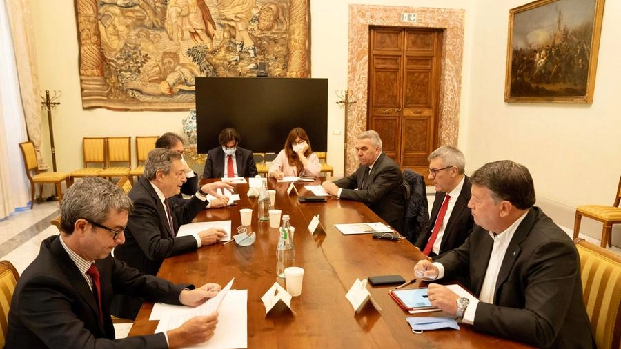 Un momento dell'incontro a Palazzo Chigi tra il premier Mario Draghi e i sindacati