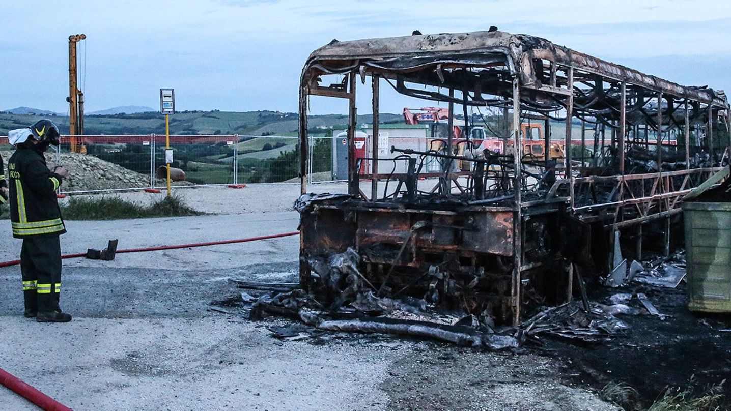 Uno degli autobus che ha preso fuoco a San Giovanni in Marignano (Fotoprint)