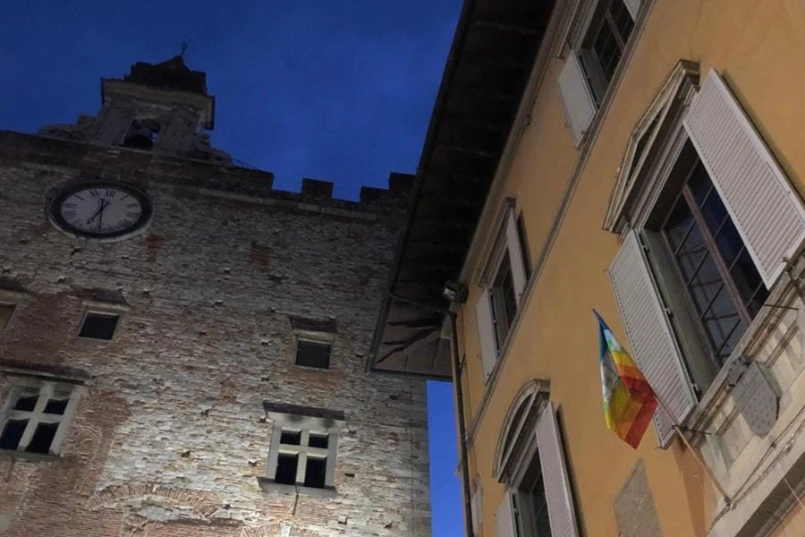 La bandiera della pace sul municipio di Prato