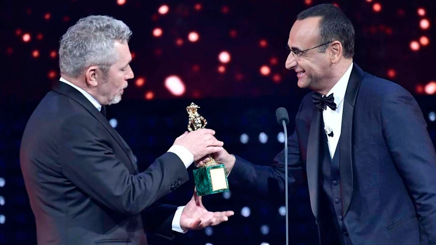 Gian Filippo Corticelli riceve il premio da Carlo Conti in diretta televisiva