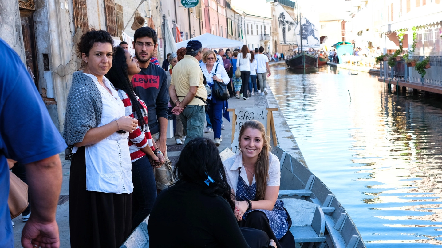 Uno scorcio dei canali di Comacchio in un weekend di Sagra