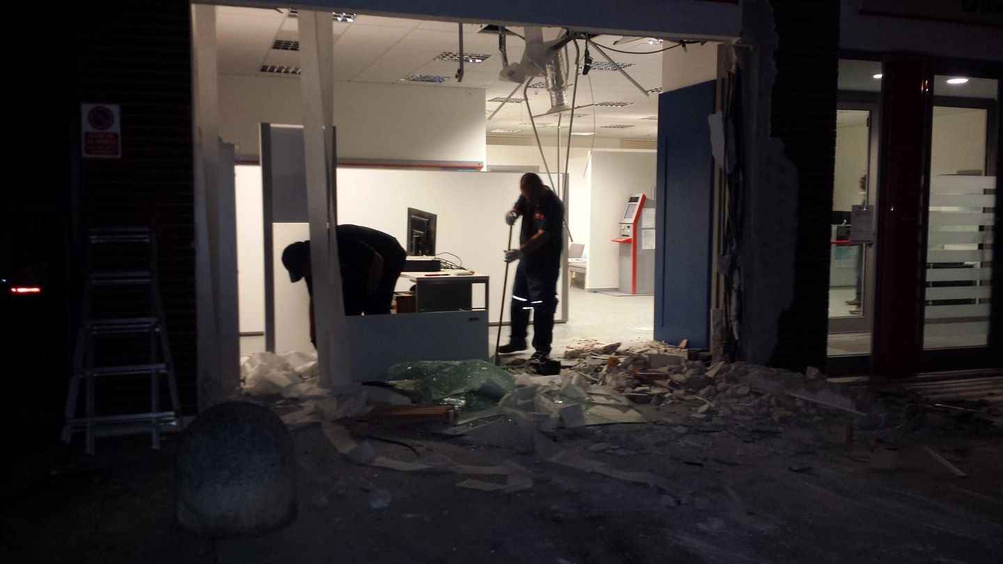 Castelferretti, sfondano la vetrina della Unicredit con un carro attrezzi (Foto Pascucci)