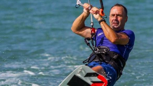 SPORTIVO Giancarlo Accattoli, 55 anni, mentre pratica kitesurf