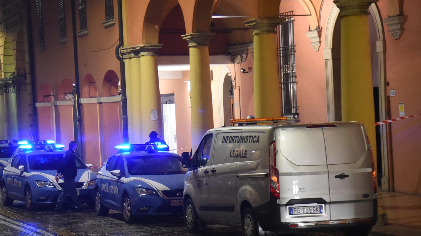 La polizia in via Santo Stefano (FotoSchicchi)