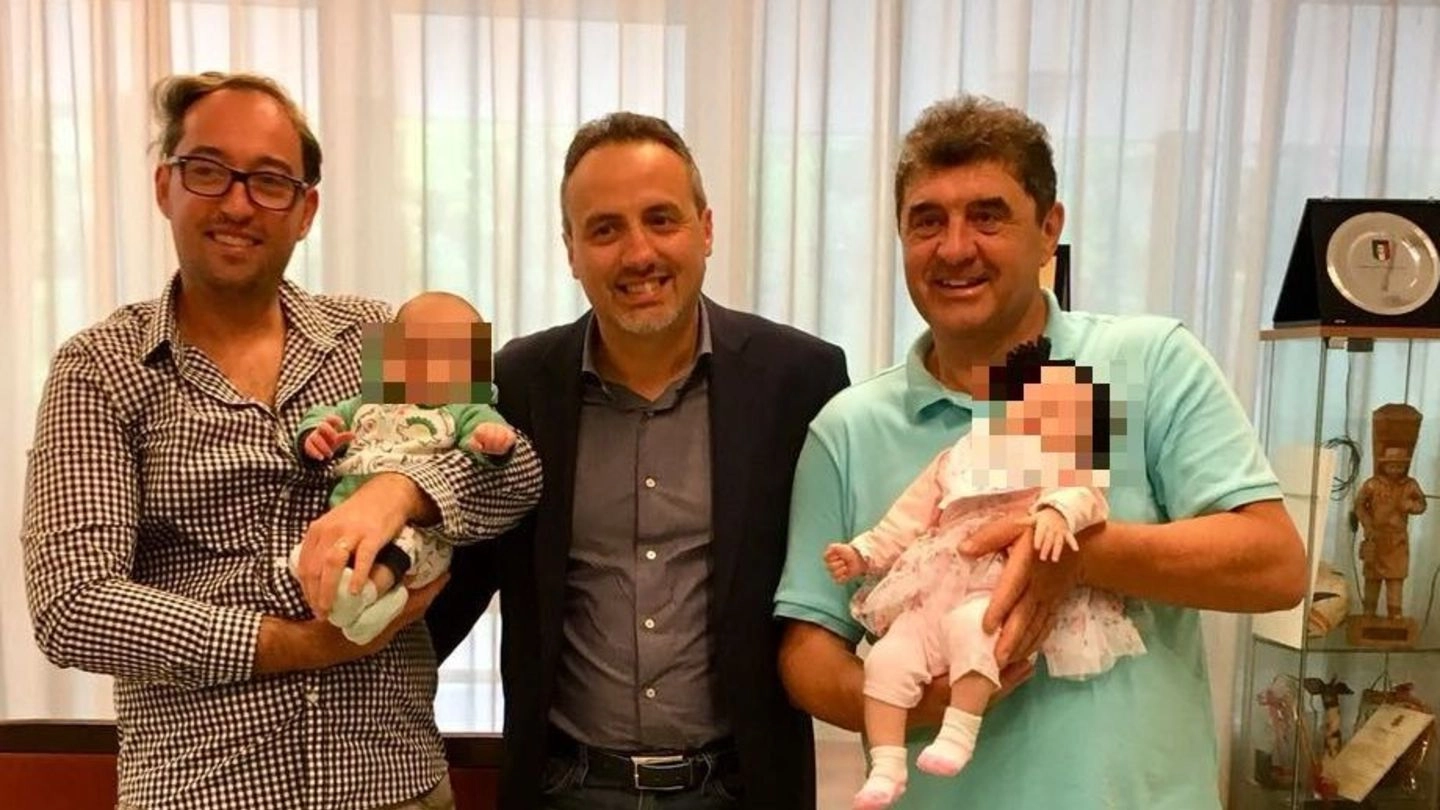 I gemellini in braccio ai due papà e il sindaco di Gabicce Domenico Pascuzzi