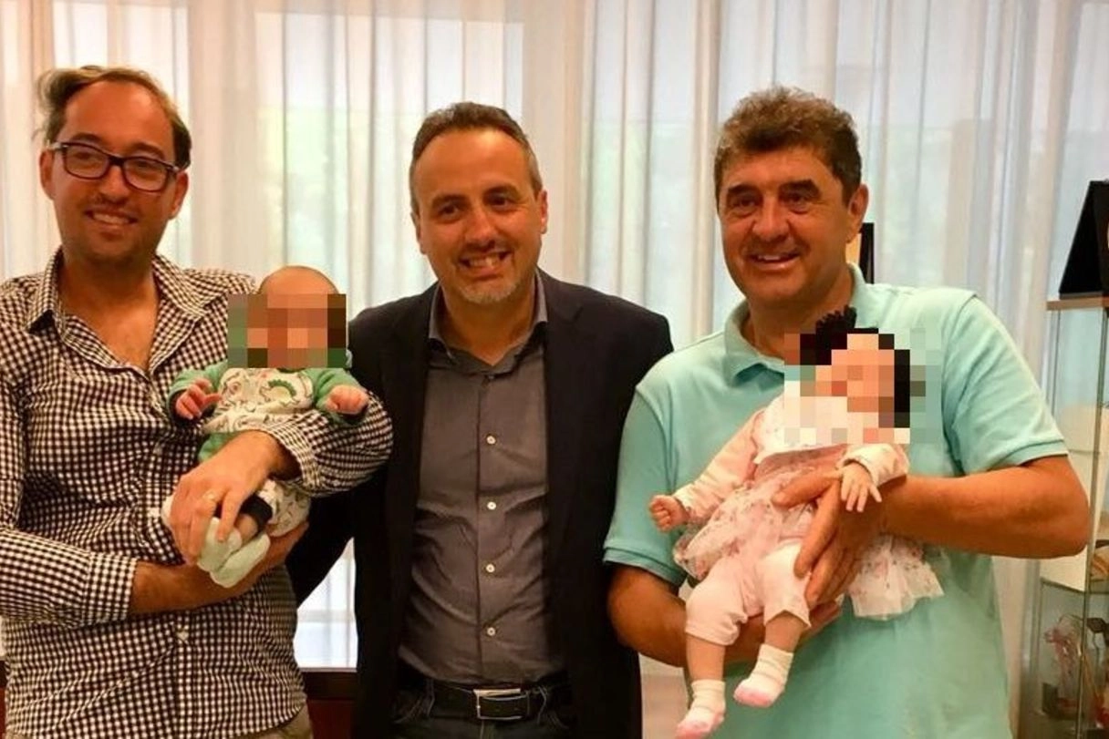 I gemellini in braccio ai due papà e il sindaco di Gabicce Domenico Pascuzzi