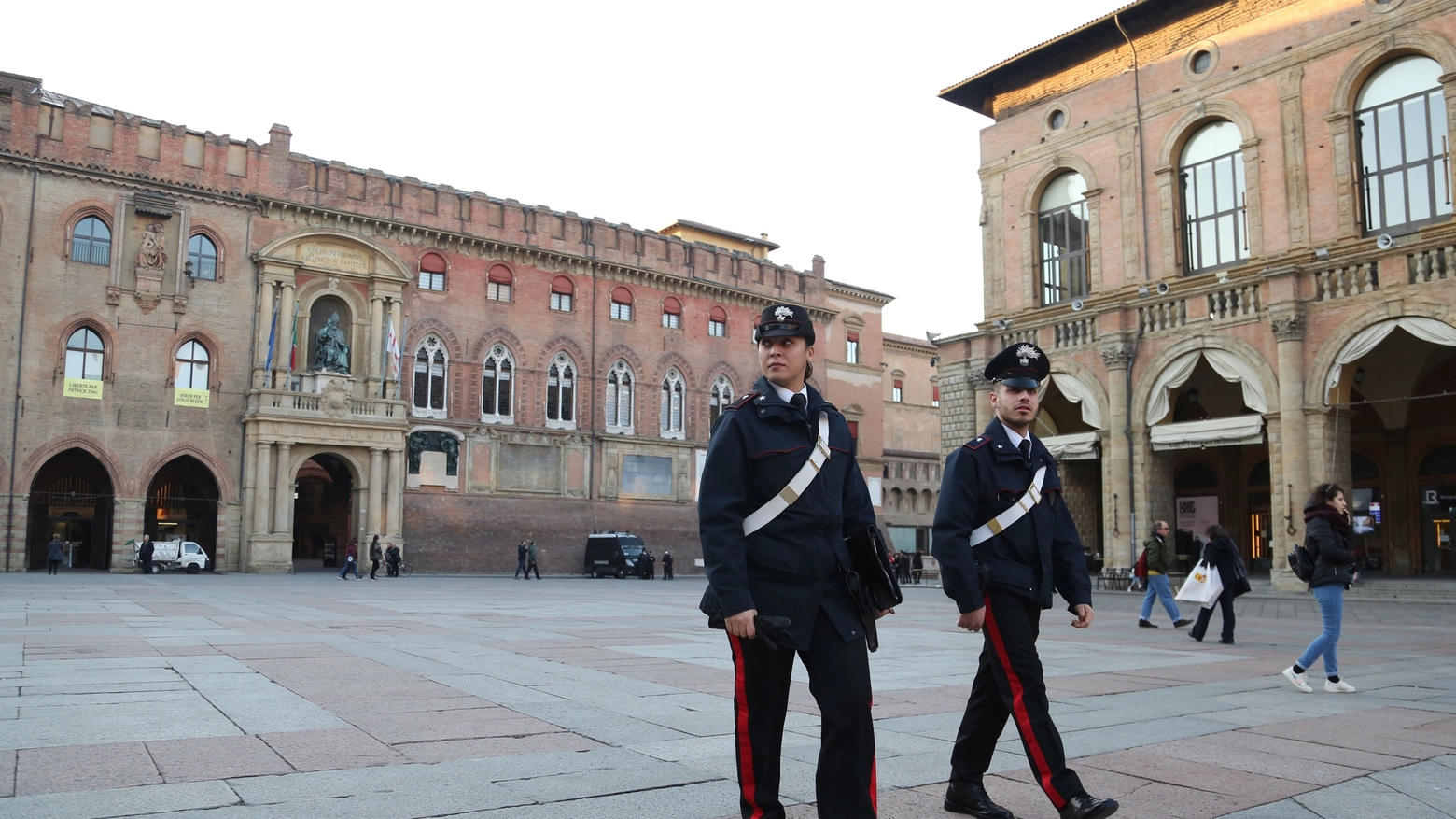 Coronavirus, controlli dei carabinieri in piazza Maggiore a Bologna