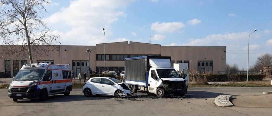 Modena, incidente a Camposanto: ferita una 29enne