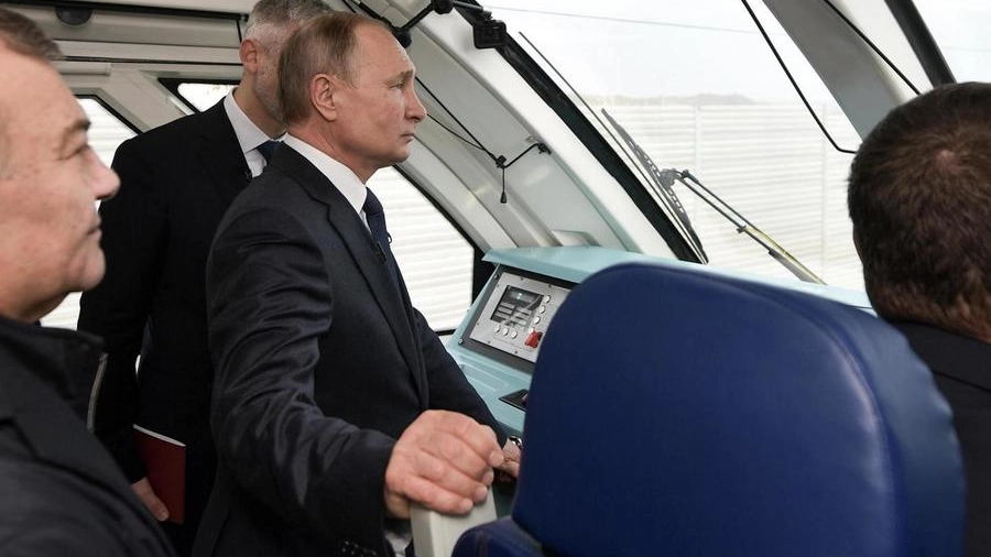 Putin su un treno che attraversa il ponte di Kerch durante l’inaugurazione del 2019