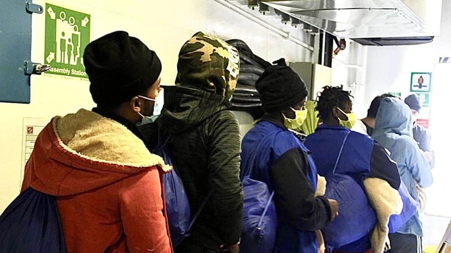Migranti in fila per l'accoglienza