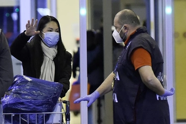 Aeroporto di Bologna, punto tamponi covid per i passeggeri dalla Cina