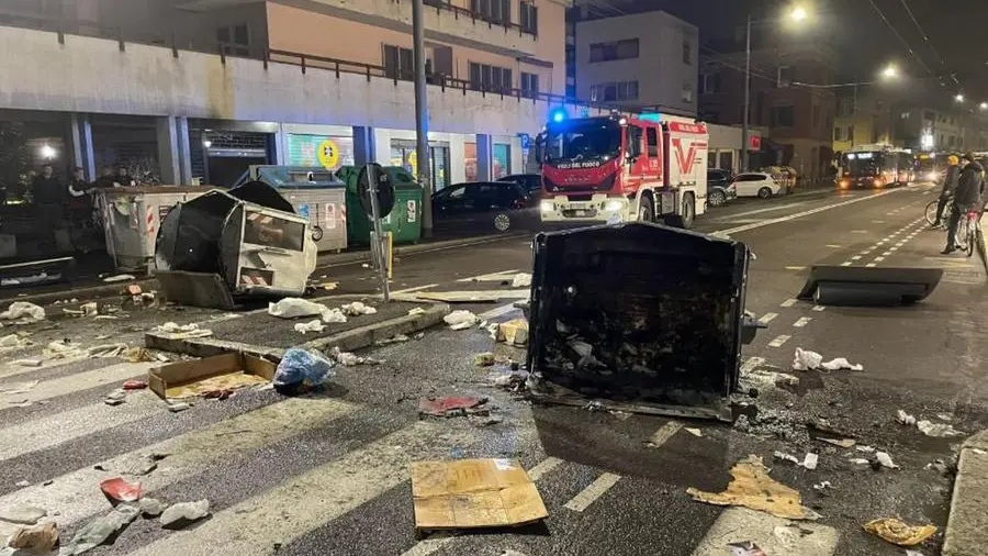 Anarchici a Bologna, scoppi e fuoco a cassonetti in strada