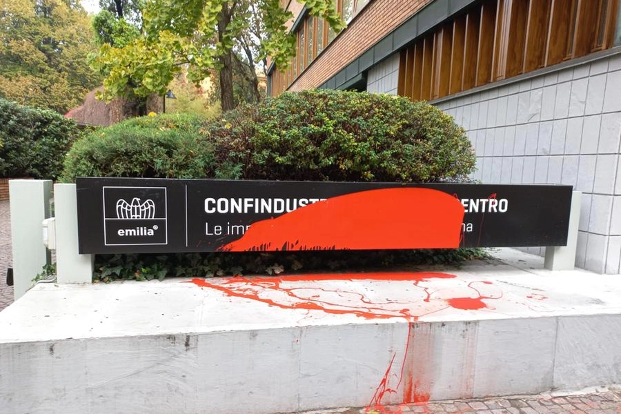 La sede di Confindustria imbrattata con la vernice rossa