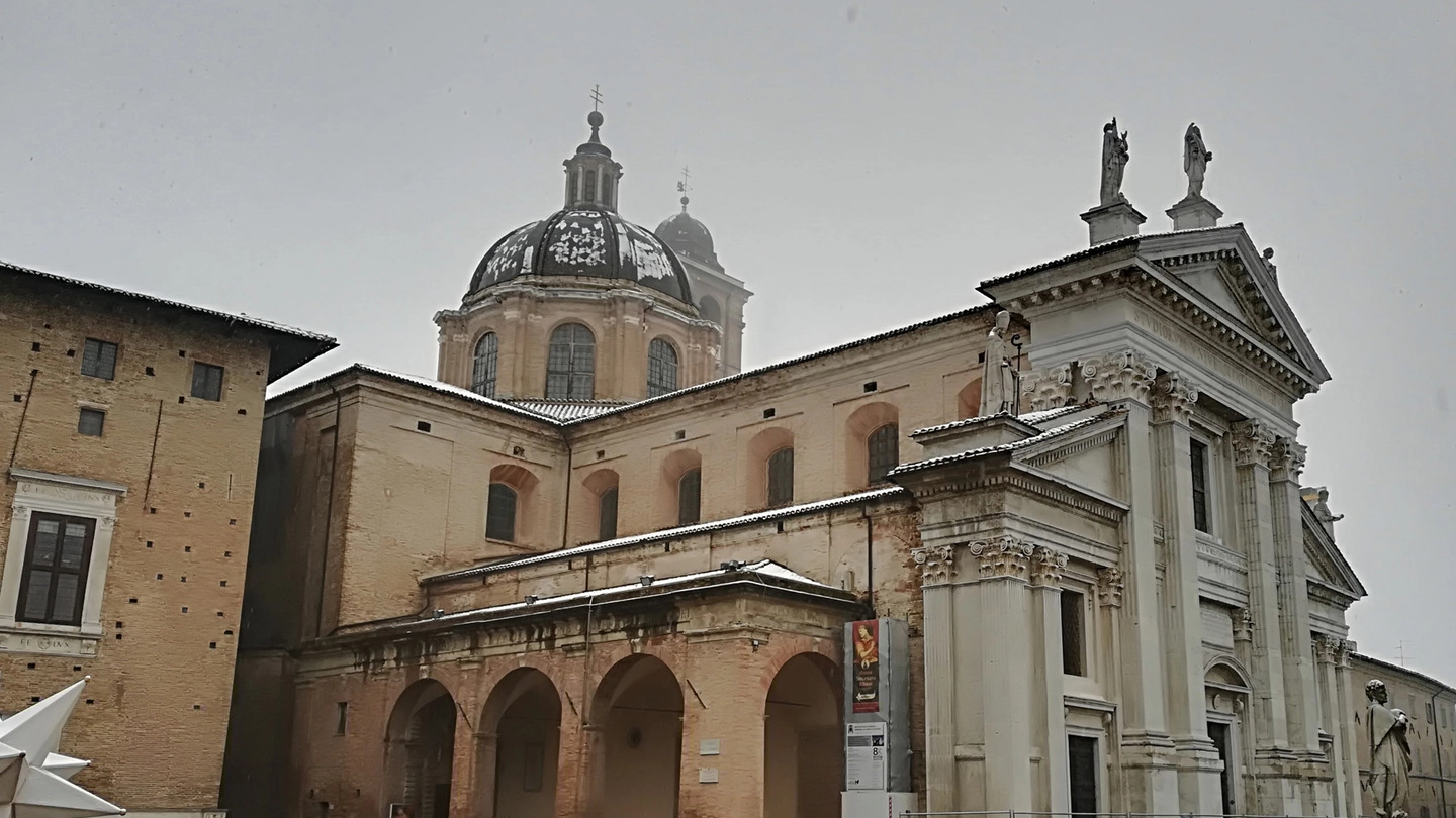 PERICOLO E’ il ghiaccio la vera insidia per le strade di Urbino, ecco tre immagini scattate ieri  in diversi punti della città