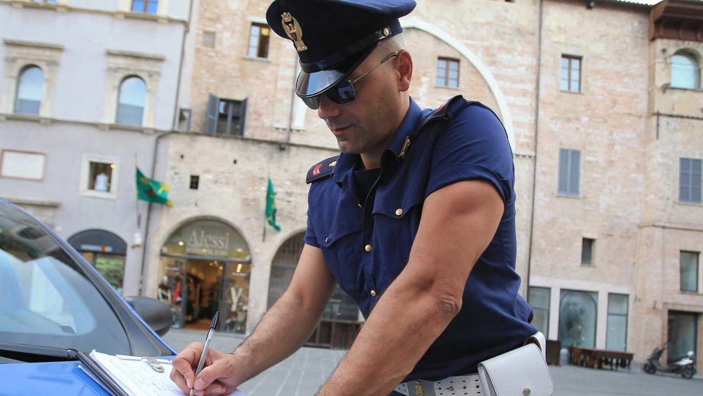 Uomo trovato morto in casa a Bologna, un agente di polizia al lavoro (foto di repertorio)