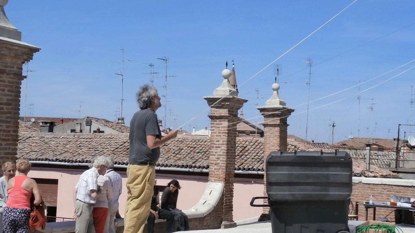 L’artista impegnato nell’installazione al monumentale Trepponti di Comacchio