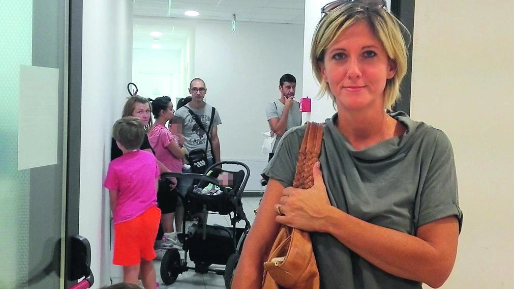 IN ATTESA Alessandra Ciccarelli; sullo sfondo genitori e bambini in attesa a Piediripa