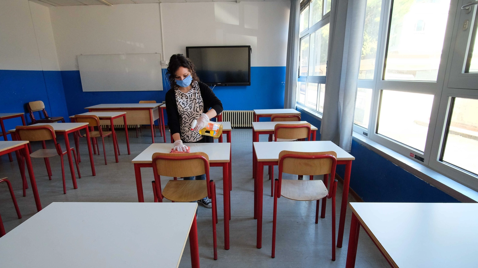 Banchi vuoti in classe