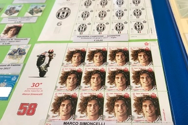 Il francobollo dedicato a Marco Simoncelli (Foto Concolino)