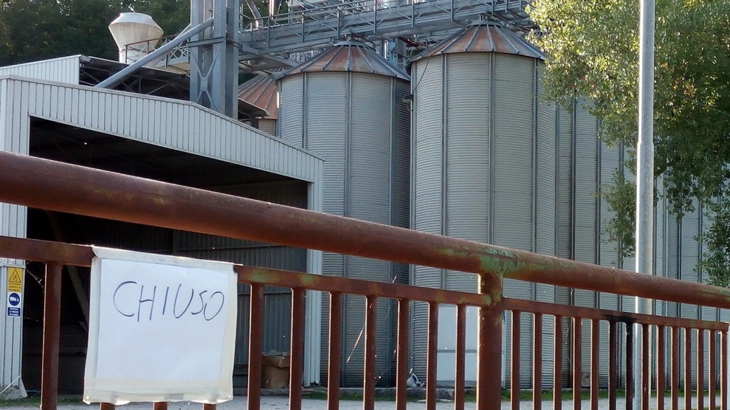 I cancelli chiusi dopo la tragedia del silos