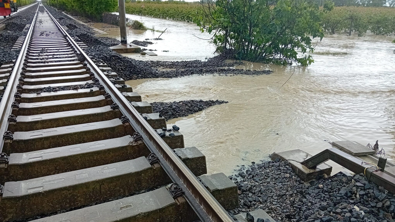 Linea bloccata, treni  fermi  Binari sospesi o allagati:  prime ripartenze da domani