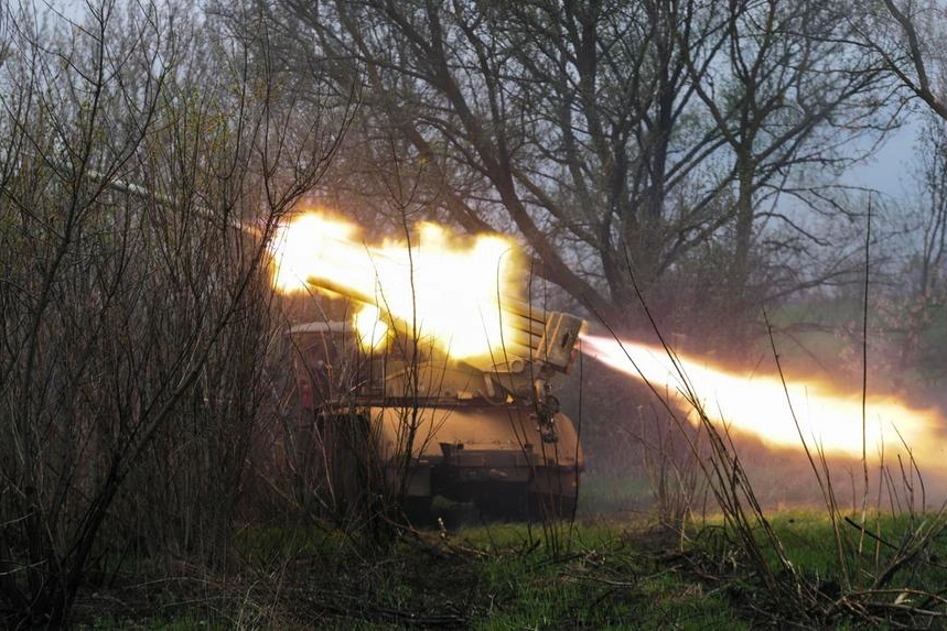 Lancio di razzi dell'esercito ucraino (Ansa)